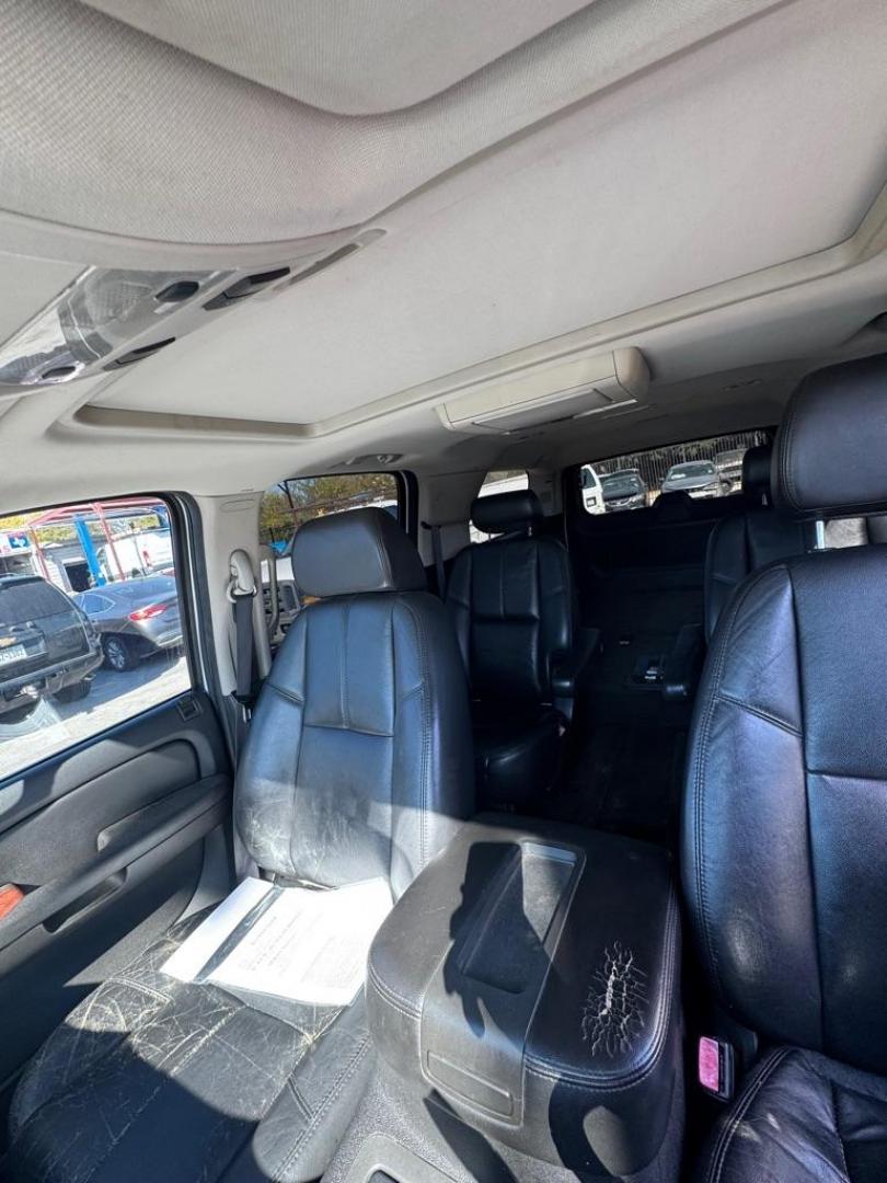 2007 WHITE CHEVROLET SUBURBAN 1500 (3GNFC16077G) with an 5.3L engine, Automatic transmission, located at 1507 S Hwy 67, Cedar Hill, TX, 75104, (972) 293-1833, 32.556370, -96.973297 - Photo#6