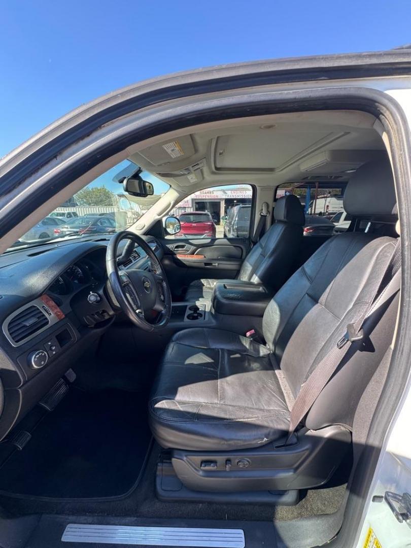 2007 WHITE CHEVROLET SUBURBAN 1500 (3GNFC16077G) with an 5.3L engine, Automatic transmission, located at 1507 S Hwy 67, Cedar Hill, TX, 75104, (972) 293-1833, 32.556370, -96.973297 - Photo#7