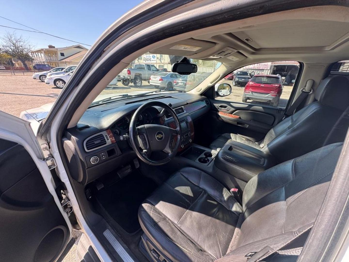 2007 WHITE CHEVROLET SUBURBAN 1500 (3GNFC16077G) with an 5.3L engine, Automatic transmission, located at 1507 S Hwy 67, Cedar Hill, TX, 75104, (972) 293-1833, 32.556370, -96.973297 - Photo#8