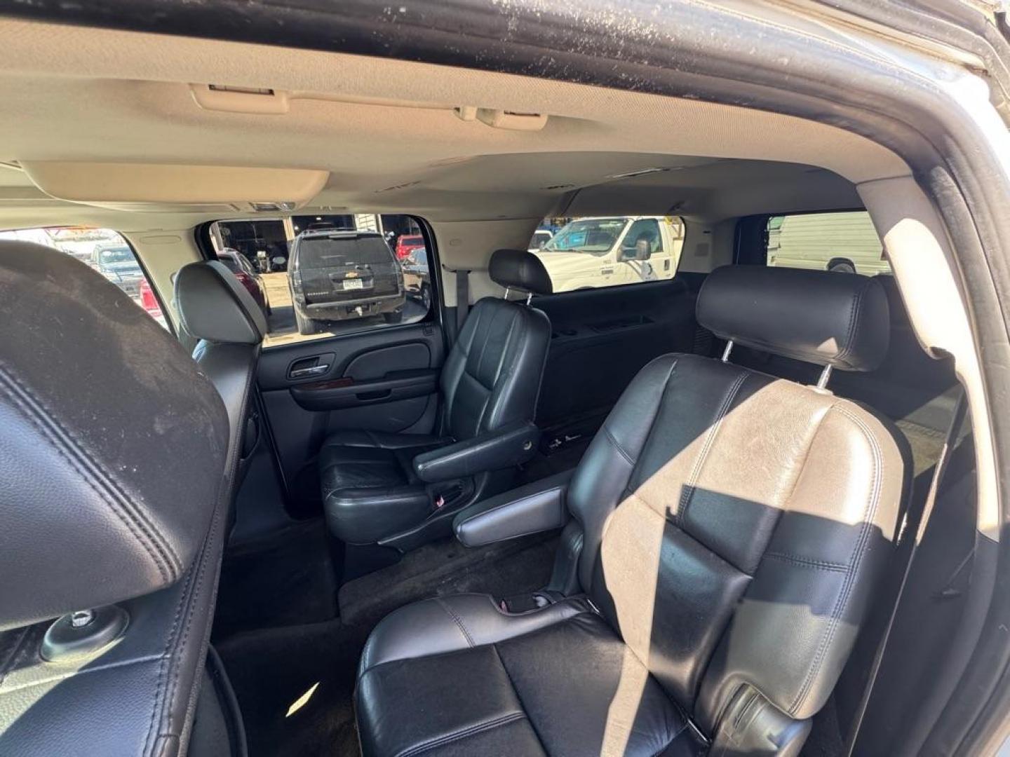 2007 WHITE CHEVROLET SUBURBAN 1500 (3GNFC16077G) with an 5.3L engine, Automatic transmission, located at 1507 S Hwy 67, Cedar Hill, TX, 75104, (972) 293-1833, 32.556370, -96.973297 - Photo#9