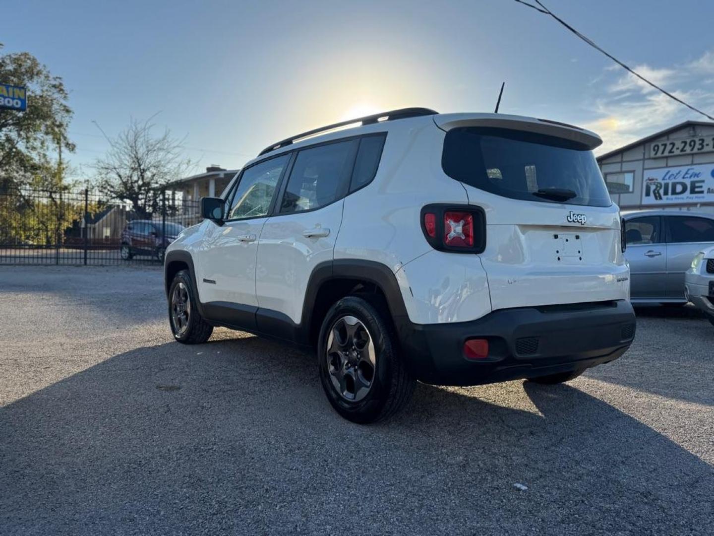 2016 WHITE JEEP RENEGADE SPORT (ZACCJAAT8GP) with an 2.4L engine, Automatic transmission, located at 1507 S Hwy 67, Cedar Hill, TX, 75104, (972) 293-1833, 32.556370, -96.973297 - Photo#1