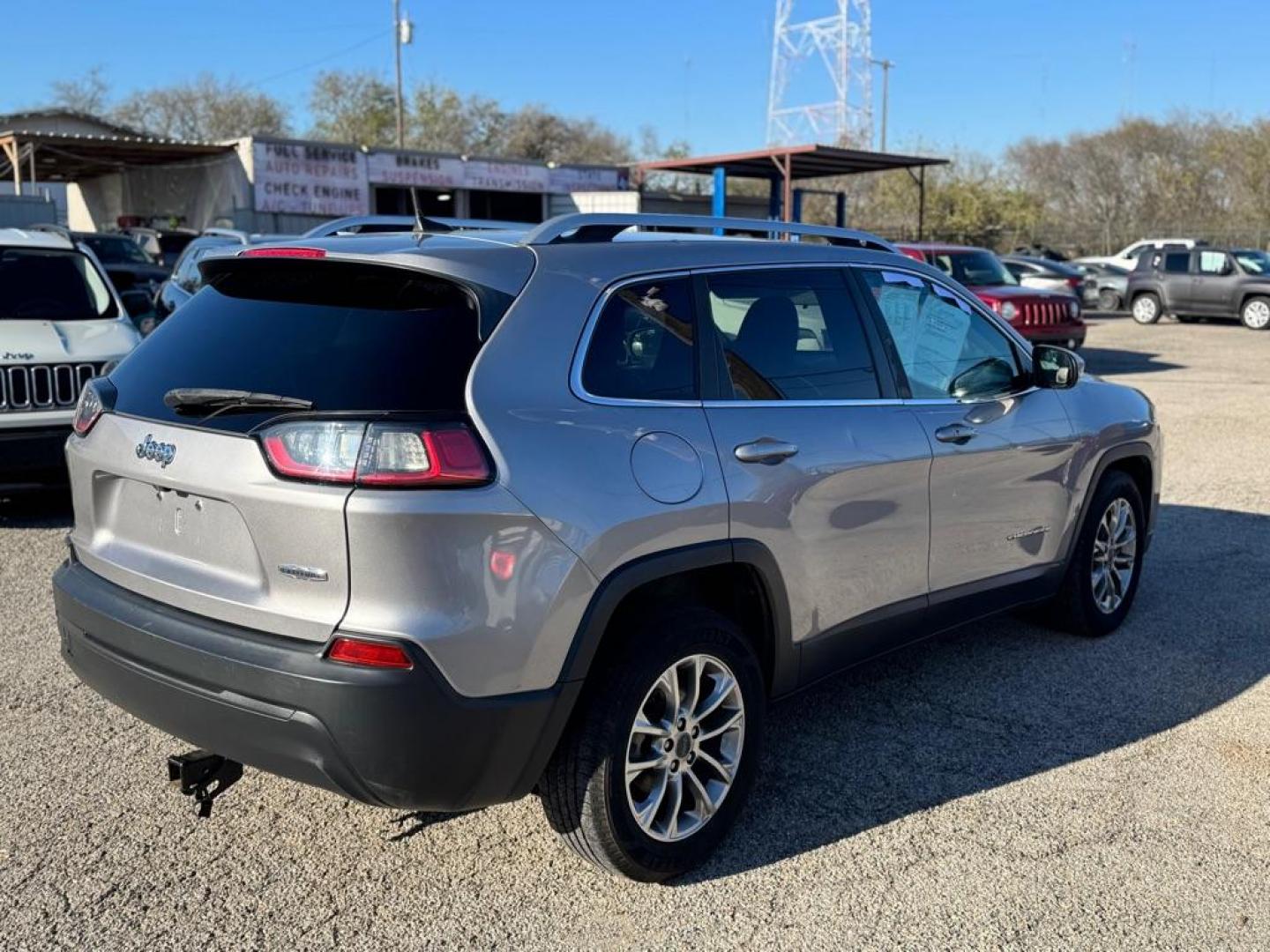 2019 SILVER JEEP CHEROKEE LATITUDE PLUS (1C4PJLLB6KD) with an 2.4L engine, Automatic transmission, located at 1507 S Hwy 67, Cedar Hill, TX, 75104, (972) 293-1833, 32.556370, -96.973297 - Photo#2