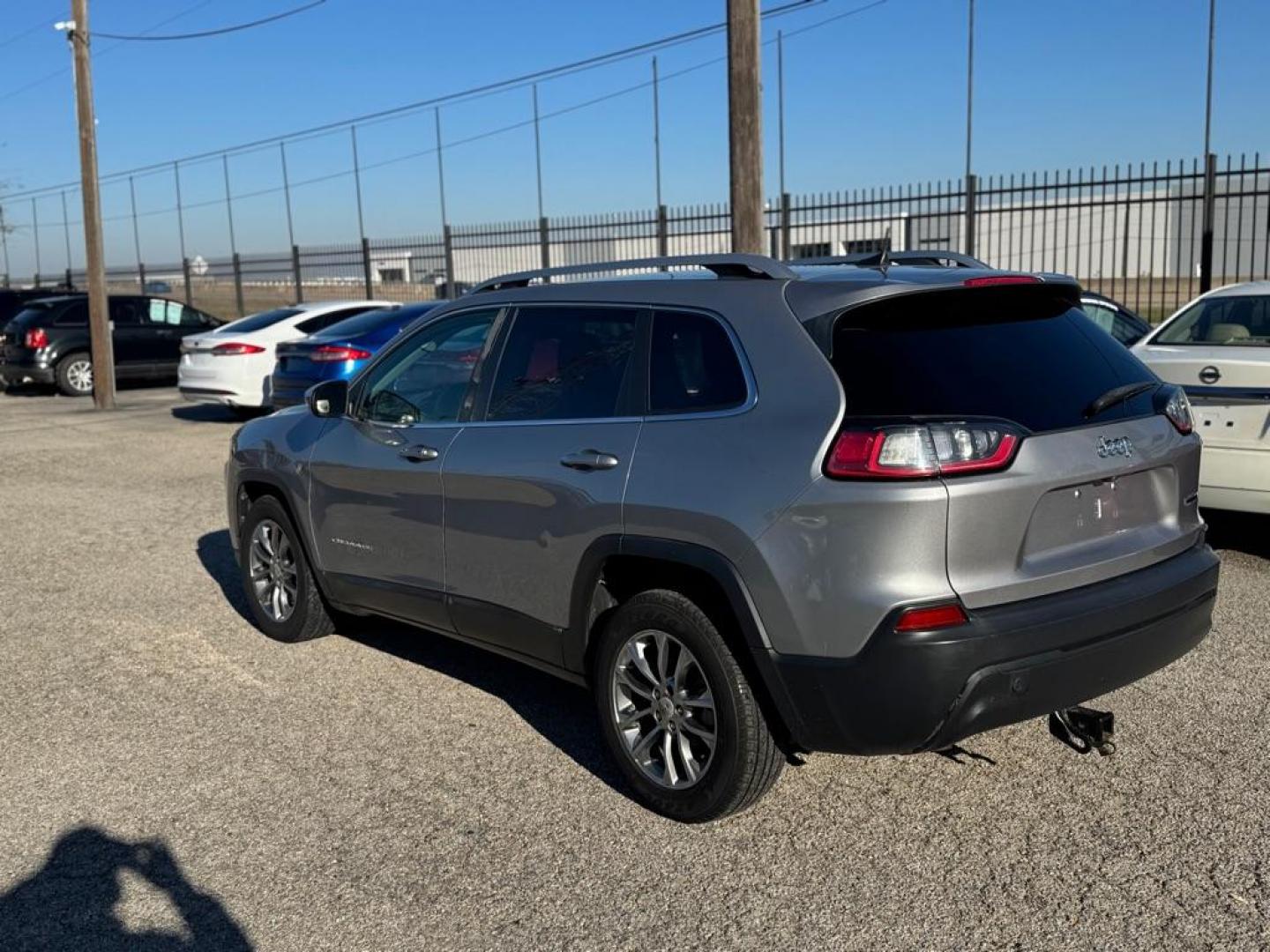 2019 SILVER JEEP CHEROKEE LATITUDE PLUS (1C4PJLLB6KD) with an 2.4L engine, Automatic transmission, located at 1507 S Hwy 67, Cedar Hill, TX, 75104, (972) 293-1833, 32.556370, -96.973297 - Photo#3