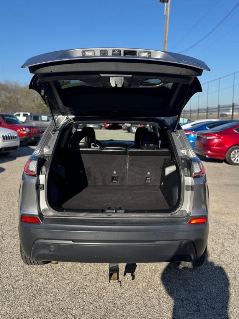 2019 SILVER JEEP CHEROKEE LATITUDE PLUS (1C4PJLLB6KD) with an 2.4L engine, Automatic transmission, located at 1507 S Hwy 67, Cedar Hill, TX, 75104, (972) 293-1833, 32.556370, -96.973297 - Photo#4