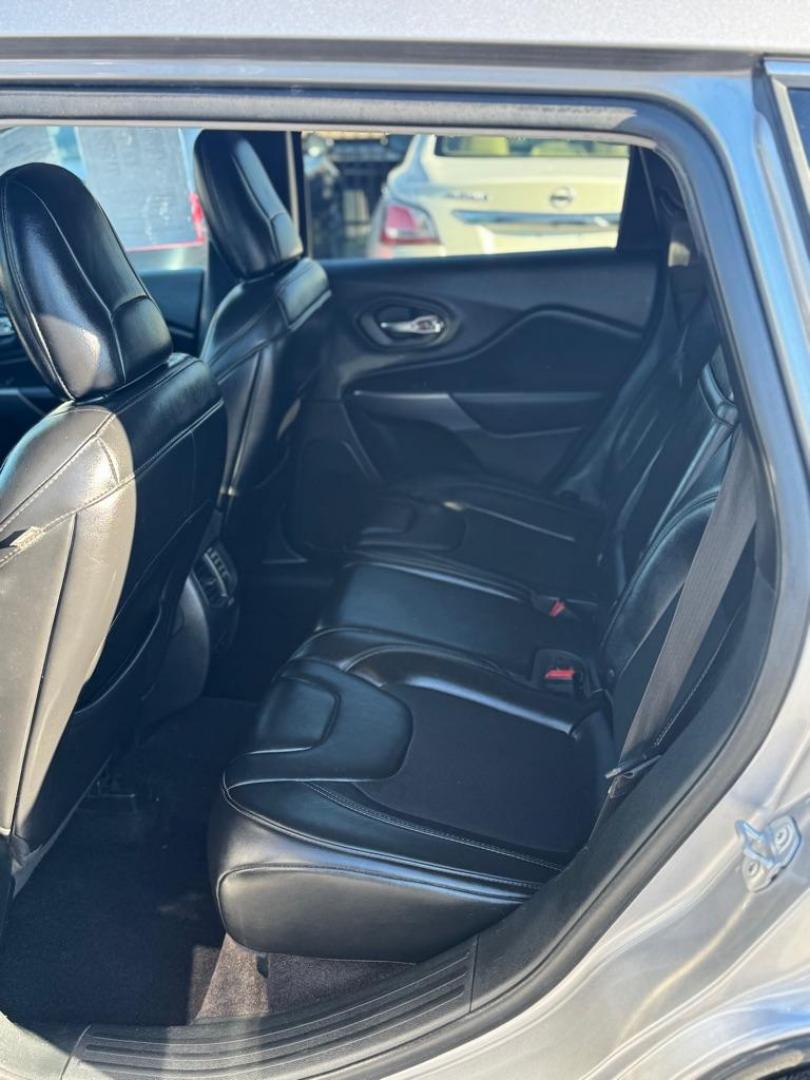 2019 SILVER JEEP CHEROKEE LATITUDE PLUS (1C4PJLLB6KD) with an 2.4L engine, Automatic transmission, located at 1507 S Hwy 67, Cedar Hill, TX, 75104, (972) 293-1833, 32.556370, -96.973297 - Photo#5