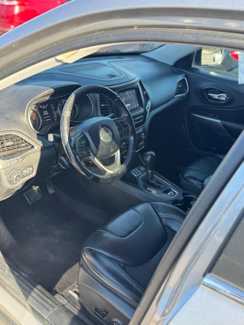 2019 SILVER JEEP CHEROKEE LATITUDE PLUS (1C4PJLLB6KD) with an 2.4L engine, Automatic transmission, located at 1507 S Hwy 67, Cedar Hill, TX, 75104, (972) 293-1833, 32.556370, -96.973297 - Photo#6