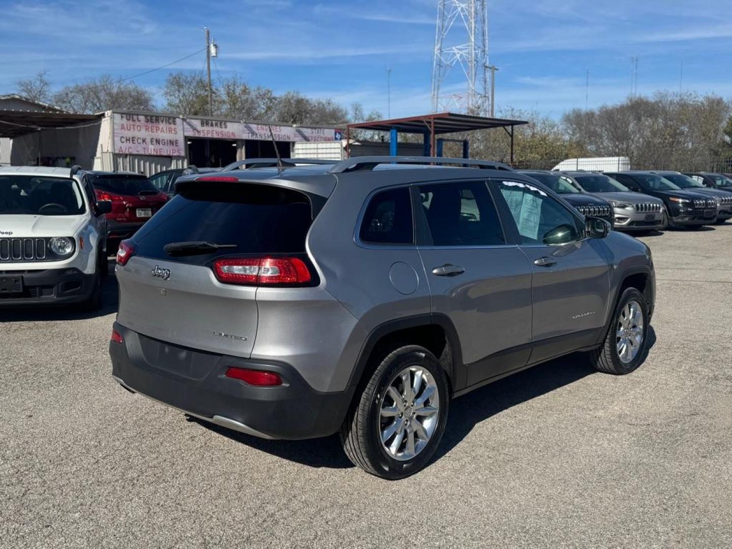 2017 SILVER JEEP CHEROKEE LIMITED (1C4PJLDB9HW) with an 2.4L engine, Automatic transmission, located at 1507 S Hwy 67, Cedar Hill, TX, 75104, (972) 293-1833, 32.556370, -96.973297 - Photo#2