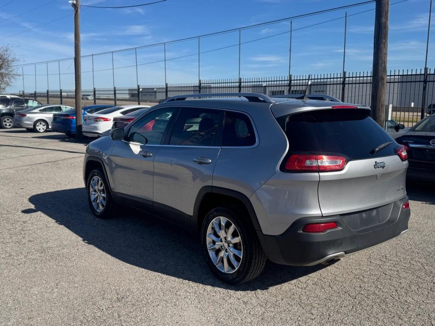 2017 SILVER JEEP CHEROKEE LIMITED (1C4PJLDB9HW) with an 2.4L engine, Automatic transmission, located at 1507 S Hwy 67, Cedar Hill, TX, 75104, (972) 293-1833, 32.556370, -96.973297 - Photo#3
