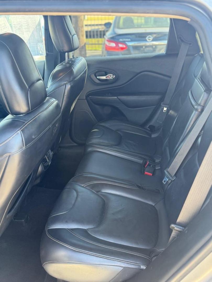 2017 SILVER JEEP CHEROKEE LIMITED (1C4PJLDB9HW) with an 2.4L engine, Automatic transmission, located at 1507 S Hwy 67, Cedar Hill, TX, 75104, (972) 293-1833, 32.556370, -96.973297 - Photo#4