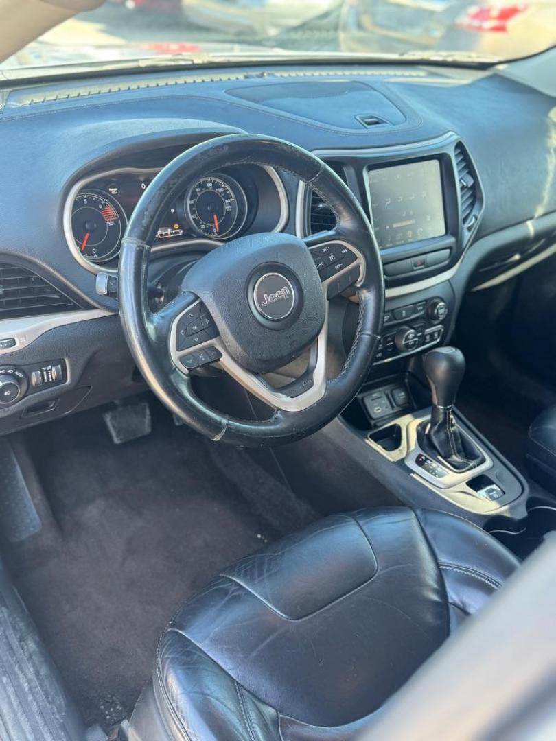 2017 SILVER JEEP CHEROKEE LIMITED (1C4PJLDB9HW) with an 2.4L engine, Automatic transmission, located at 1507 S Hwy 67, Cedar Hill, TX, 75104, (972) 293-1833, 32.556370, -96.973297 - Photo#5