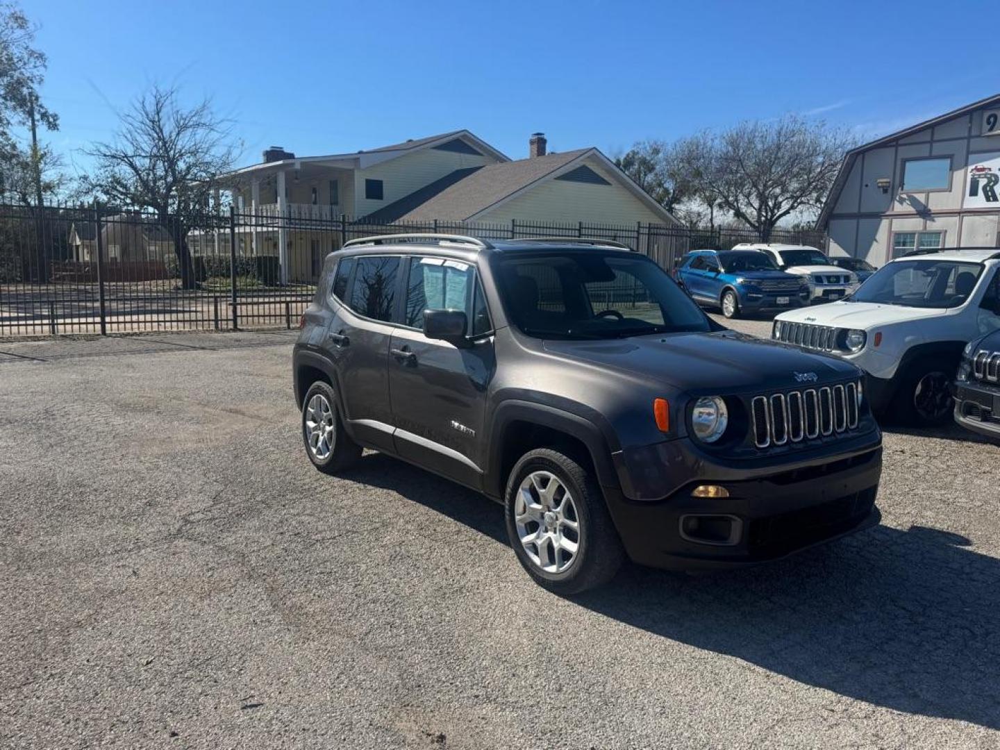 2017 GRAY JEEP RENEGADE LATITUDE (ZACCJBBB1HP) with an 2.4L engine, Automatic transmission, located at 1507 S Hwy 67, Cedar Hill, TX, 75104, (972) 293-1833, 32.556370, -96.973297 - Photo#1