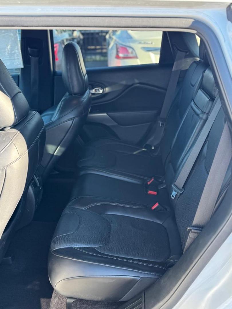 2019 WHITE JEEP CHEROKEE LIMITED (1C4PJLDX1KD) with an 3.2L engine, Automatic transmission, located at 1507 S Hwy 67, Cedar Hill, TX, 75104, (972) 293-1833, 32.556370, -96.973297 - Photo#5