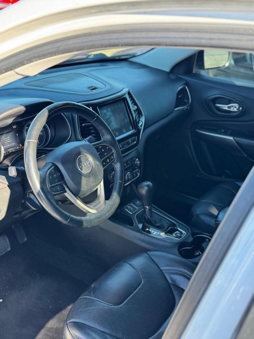 2019 WHITE JEEP CHEROKEE LIMITED (1C4PJLDX1KD) with an 3.2L engine, Automatic transmission, located at 1507 S Hwy 67, Cedar Hill, TX, 75104, (972) 293-1833, 32.556370, -96.973297 - Photo#6