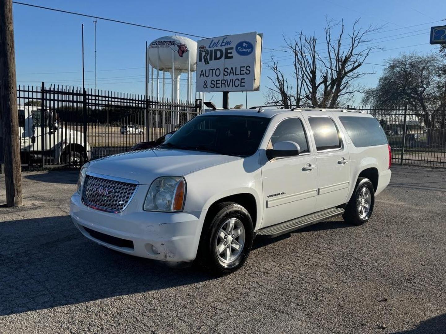 2013 WHITE GMC YUKON XL 1500 SLT (1GKS1KE03DR) with an 5.3L engine, Automatic transmission, located at 1507 S Hwy 67, Cedar Hill, TX, 75104, (972) 293-1833, 32.556370, -96.973297 - Photo#0
