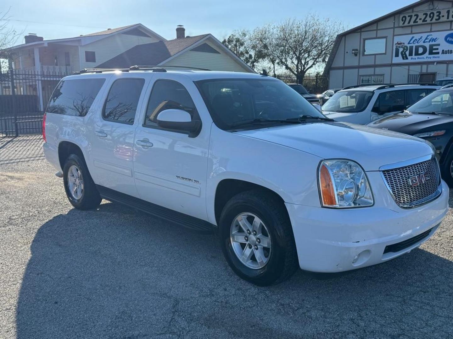 2013 WHITE GMC YUKON XL 1500 SLT (1GKS1KE03DR) with an 5.3L engine, Automatic transmission, located at 1507 S Hwy 67, Cedar Hill, TX, 75104, (972) 293-1833, 32.556370, -96.973297 - Photo#1