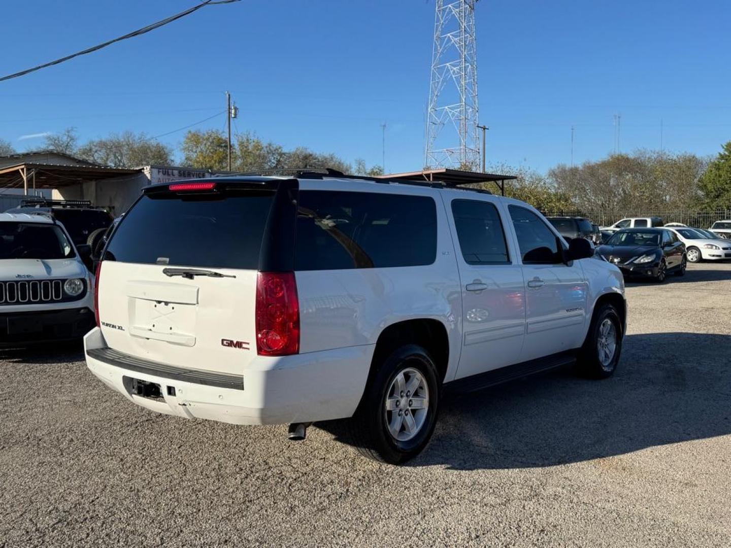 2013 WHITE GMC YUKON XL 1500 SLT (1GKS1KE03DR) with an 5.3L engine, Automatic transmission, located at 1507 S Hwy 67, Cedar Hill, TX, 75104, (972) 293-1833, 32.556370, -96.973297 - Photo#2
