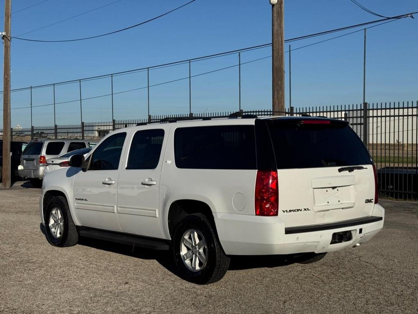 2013 WHITE GMC YUKON XL 1500 SLT (1GKS1KE03DR) with an 5.3L engine, Automatic transmission, located at 1507 S Hwy 67, Cedar Hill, TX, 75104, (972) 293-1833, 32.556370, -96.973297 - Photo#3