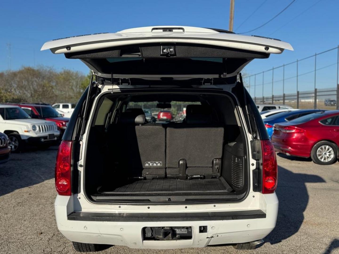 2013 WHITE GMC YUKON XL 1500 SLT (1GKS1KE03DR) with an 5.3L engine, Automatic transmission, located at 1507 S Hwy 67, Cedar Hill, TX, 75104, (972) 293-1833, 32.556370, -96.973297 - Photo#4