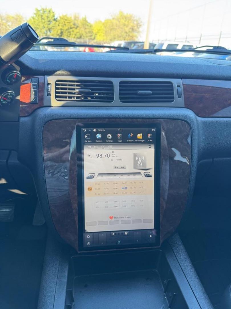 2013 WHITE GMC YUKON XL 1500 SLT (1GKS1KE03DR) with an 5.3L engine, Automatic transmission, located at 1507 S Hwy 67, Cedar Hill, TX, 75104, (972) 293-1833, 32.556370, -96.973297 - Photo#5