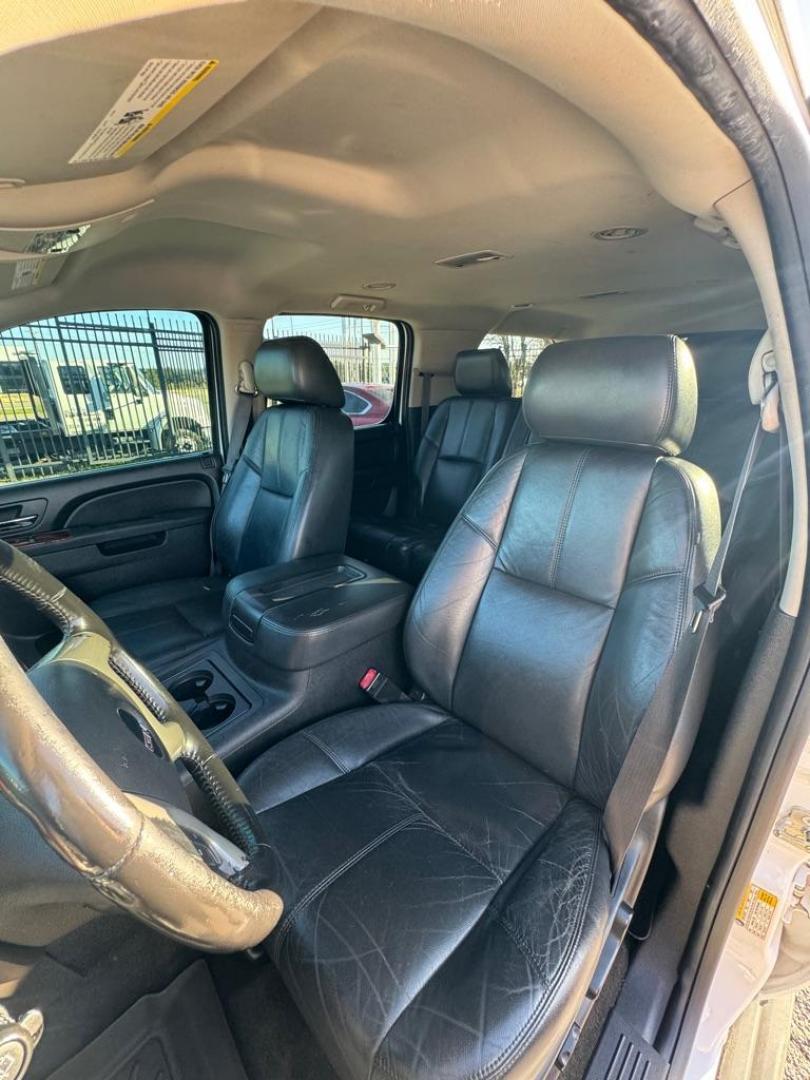 2013 WHITE GMC YUKON XL 1500 SLT (1GKS1KE03DR) with an 5.3L engine, Automatic transmission, located at 1507 S Hwy 67, Cedar Hill, TX, 75104, (972) 293-1833, 32.556370, -96.973297 - Photo#6