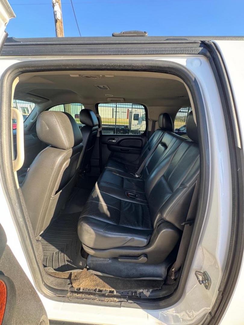 2013 WHITE GMC YUKON XL 1500 SLT (1GKS1KE03DR) with an 5.3L engine, Automatic transmission, located at 1507 S Hwy 67, Cedar Hill, TX, 75104, (972) 293-1833, 32.556370, -96.973297 - Photo#7