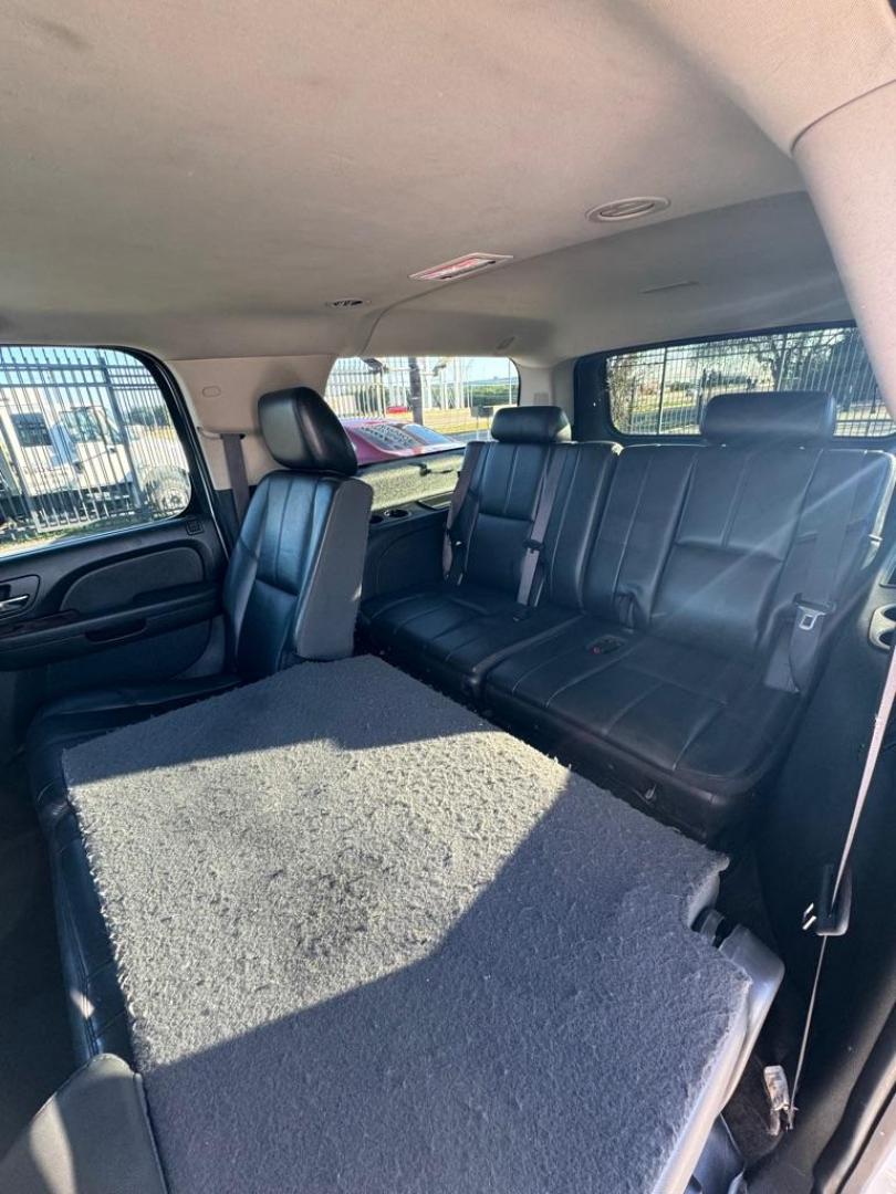 2013 WHITE GMC YUKON XL 1500 SLT (1GKS1KE03DR) with an 5.3L engine, Automatic transmission, located at 1507 S Hwy 67, Cedar Hill, TX, 75104, (972) 293-1833, 32.556370, -96.973297 - Photo#8