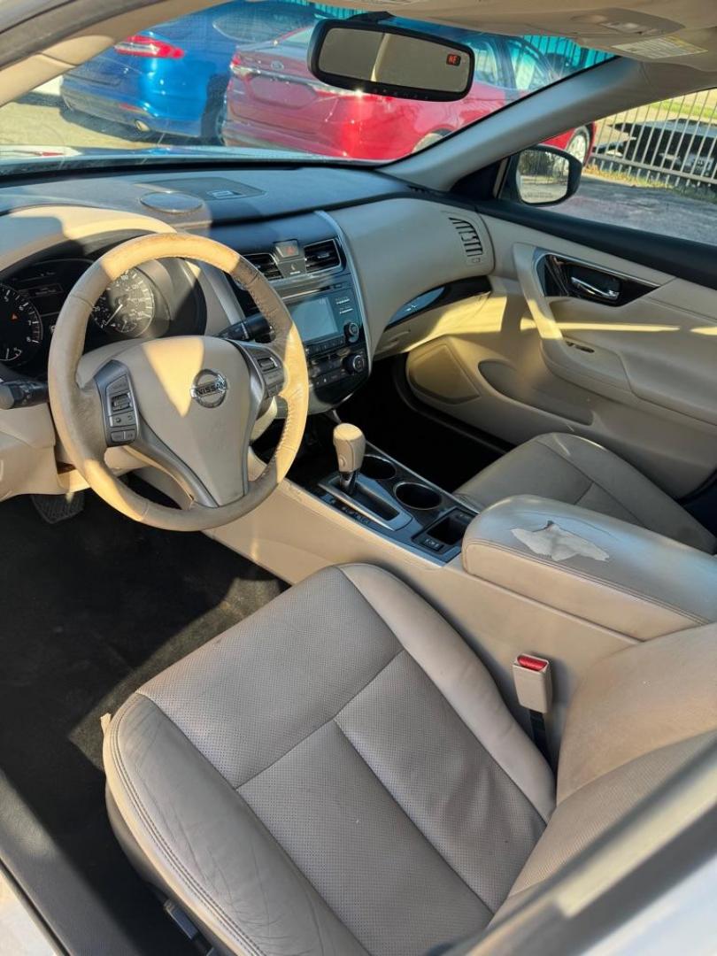 2015 WHITE NISSAN ALTIMA 2.5 (1N4AL3AP3FC) with an 2.5L engine, Continuously Variable transmission, located at 1507 S Hwy 67, Cedar Hill, TX, 75104, (972) 293-1833, 32.556370, -96.973297 - Photo#4