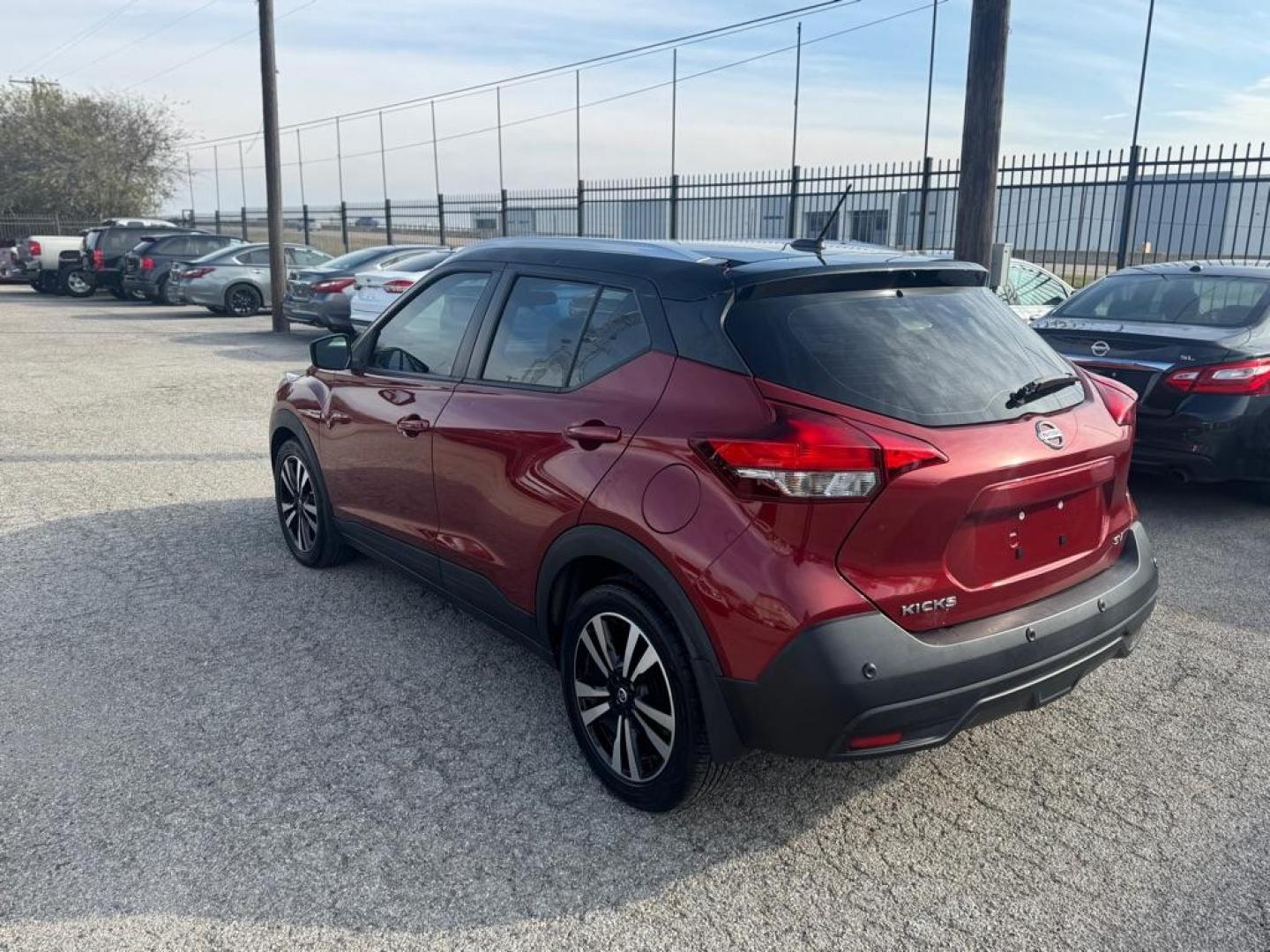 2020 MAROON NISSAN KICKS SV (3N1CP5CV3LL) with an 1.6L engine, Continuously Variable transmission, located at 1507 S Hwy 67, Cedar Hill, TX, 75104, (972) 293-1833, 32.556370, -96.973297 - Photo#3