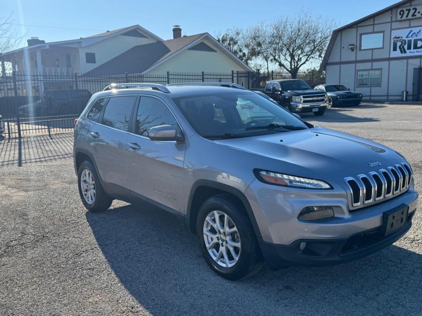 2016 SILVER JEEP CHEROKEE LATITUDE (1C4PJMCS7GW) with an 3.2L engine, Automatic transmission, located at 1507 S Hwy 67, Cedar Hill, TX, 75104, (972) 293-1833, 32.556370, -96.973297 - Photo#1