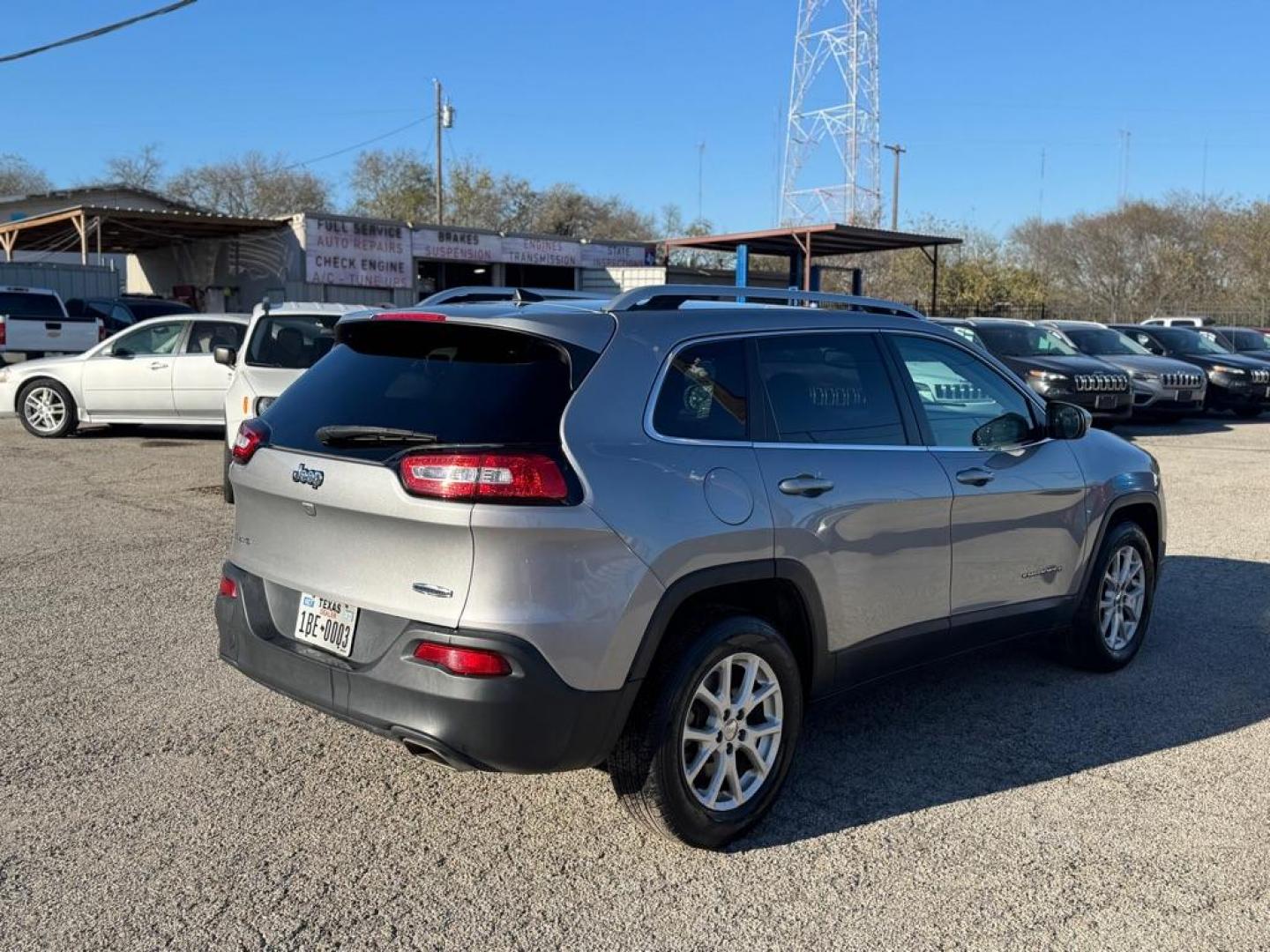 2016 SILVER JEEP CHEROKEE LATITUDE (1C4PJMCS7GW) with an 3.2L engine, Automatic transmission, located at 1507 S Hwy 67, Cedar Hill, TX, 75104, (972) 293-1833, 32.556370, -96.973297 - Photo#2