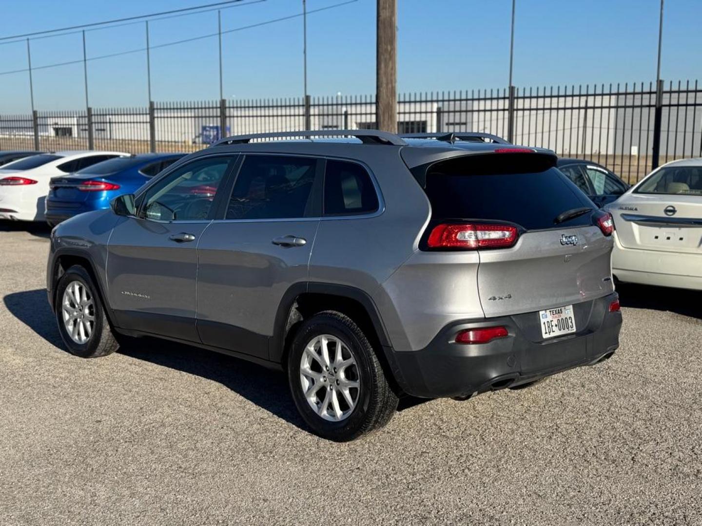 2016 SILVER JEEP CHEROKEE LATITUDE (1C4PJMCS7GW) with an 3.2L engine, Automatic transmission, located at 1507 S Hwy 67, Cedar Hill, TX, 75104, (972) 293-1833, 32.556370, -96.973297 - Photo#3