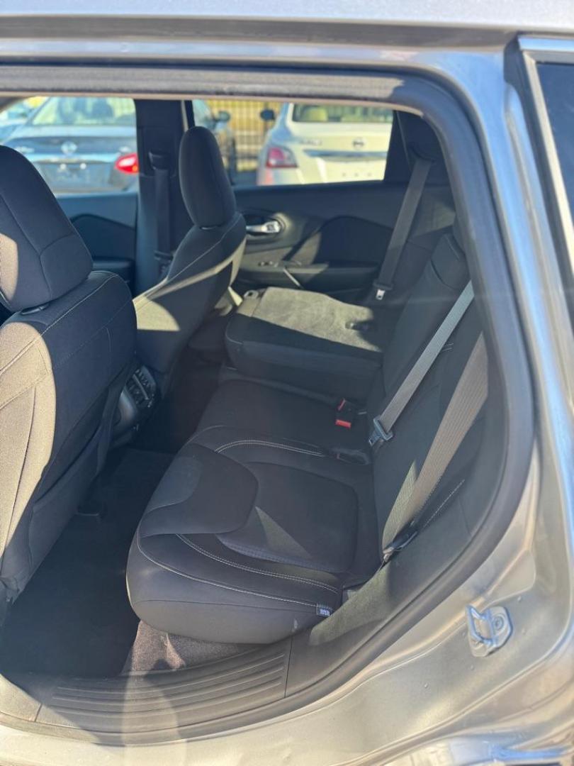 2016 SILVER JEEP CHEROKEE LATITUDE (1C4PJMCS7GW) with an 3.2L engine, Automatic transmission, located at 1507 S Hwy 67, Cedar Hill, TX, 75104, (972) 293-1833, 32.556370, -96.973297 - Photo#4