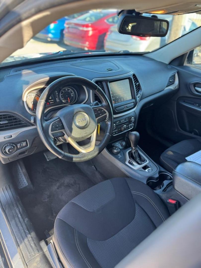 2016 SILVER JEEP CHEROKEE LATITUDE (1C4PJMCS7GW) with an 3.2L engine, Automatic transmission, located at 1507 S Hwy 67, Cedar Hill, TX, 75104, (972) 293-1833, 32.556370, -96.973297 - Photo#5