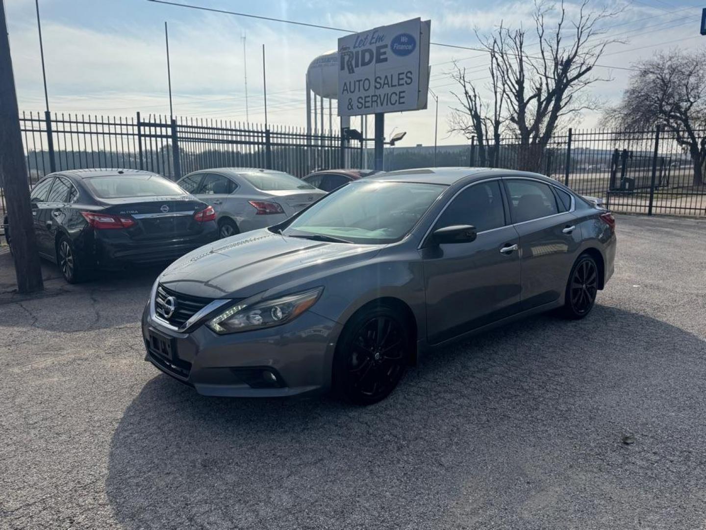 2017 Nissan Altima SR's photo