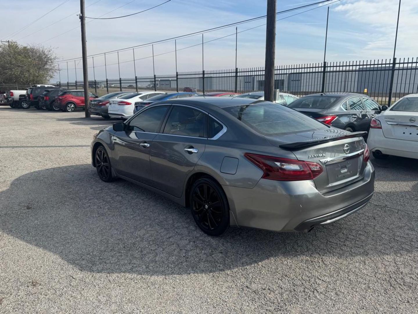 2017 GRAY NISSAN ALTIMA 2.5 (1N4AL3AP6HC) with an 2.5L engine, Continuously Variable transmission, located at 1507 S Hwy 67, Cedar Hill, TX, 75104, (972) 293-1833, 32.556370, -96.973297 - Photo#3