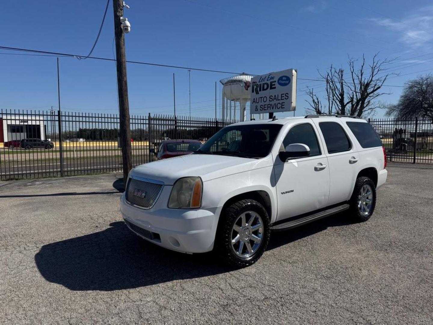 2011 WHITE GMC YUKON SLE (1GKS1AE00BR) with an 5.3L engine, Automatic transmission, located at 1507 S Hwy 67, Cedar Hill, TX, 75104, (972) 293-1833, 32.556370, -96.973297 - Photo#0