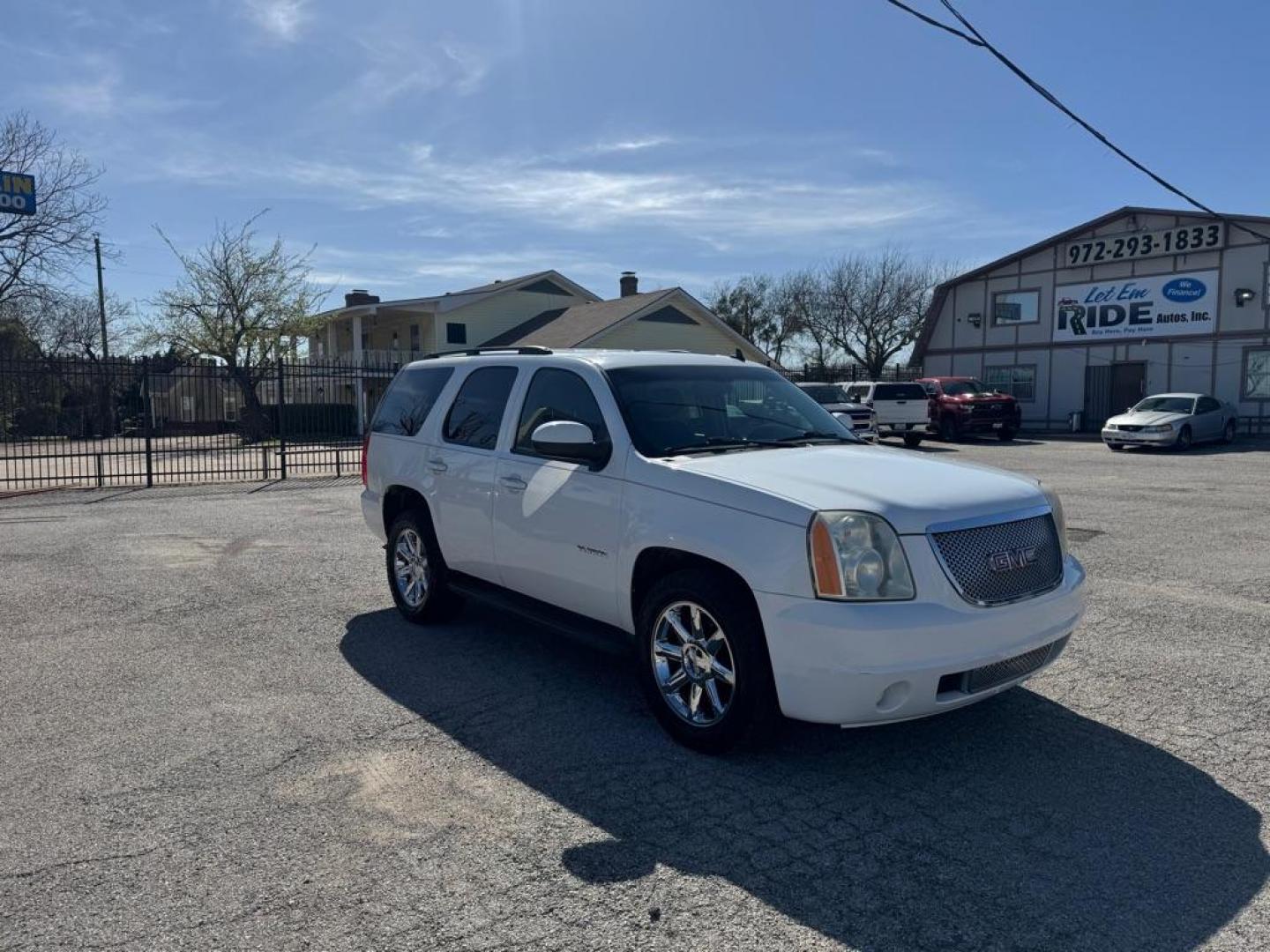 2011 WHITE GMC YUKON SLE (1GKS1AE00BR) with an 5.3L engine, Automatic transmission, located at 1507 S Hwy 67, Cedar Hill, TX, 75104, (972) 293-1833, 32.556370, -96.973297 - Photo#1