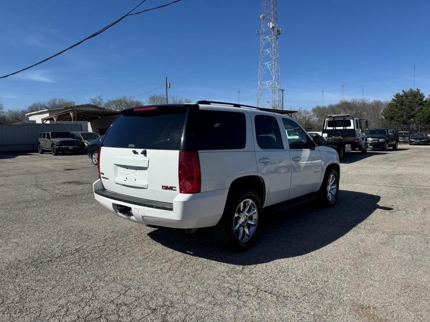 2011 WHITE GMC YUKON SLE (1GKS1AE00BR) with an 5.3L engine, Automatic transmission, located at 1507 S Hwy 67, Cedar Hill, TX, 75104, (972) 293-1833, 32.556370, -96.973297 - Photo#2