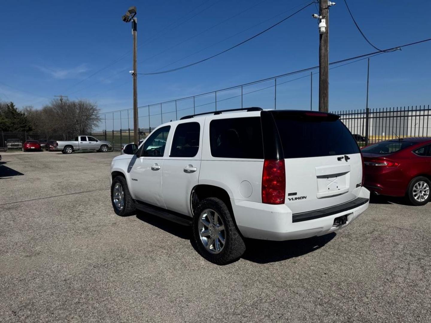 2011 WHITE GMC YUKON SLE (1GKS1AE00BR) with an 5.3L engine, Automatic transmission, located at 1507 S Hwy 67, Cedar Hill, TX, 75104, (972) 293-1833, 32.556370, -96.973297 - Photo#3