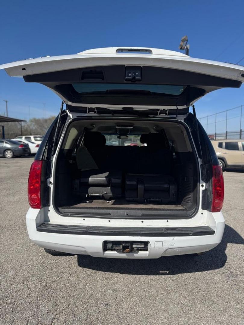 2011 WHITE GMC YUKON SLE (1GKS1AE00BR) with an 5.3L engine, Automatic transmission, located at 1507 S Hwy 67, Cedar Hill, TX, 75104, (972) 293-1833, 32.556370, -96.973297 - Photo#4