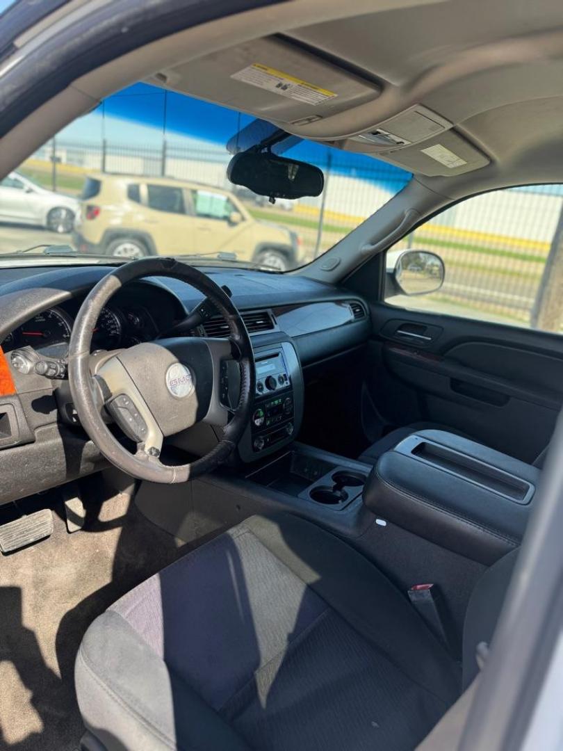 2011 WHITE GMC YUKON SLE (1GKS1AE00BR) with an 5.3L engine, Automatic transmission, located at 1507 S Hwy 67, Cedar Hill, TX, 75104, (972) 293-1833, 32.556370, -96.973297 - Photo#5