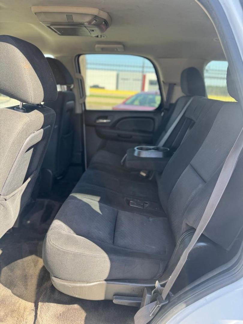 2011 WHITE GMC YUKON SLE (1GKS1AE00BR) with an 5.3L engine, Automatic transmission, located at 1507 S Hwy 67, Cedar Hill, TX, 75104, (972) 293-1833, 32.556370, -96.973297 - Photo#6