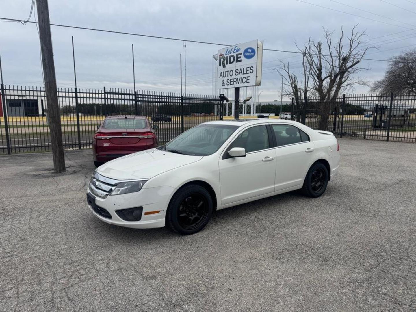 2011 WHITE FORD FUSION SE (3FAHP0HA1BR) with an 2.5L engine, Automatic transmission, located at 1507 S Hwy 67, Cedar Hill, TX, 75104, (972) 293-1833, 32.556370, -96.973297 - Photo#0
