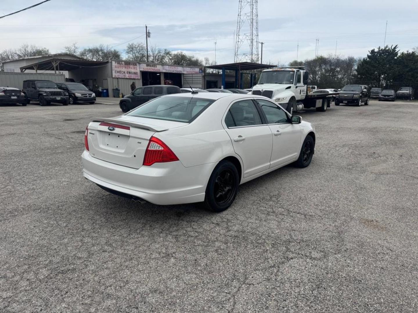 2011 WHITE FORD FUSION SE (3FAHP0HA1BR) with an 2.5L engine, Automatic transmission, located at 1507 S Hwy 67, Cedar Hill, TX, 75104, (972) 293-1833, 32.556370, -96.973297 - Photo#2