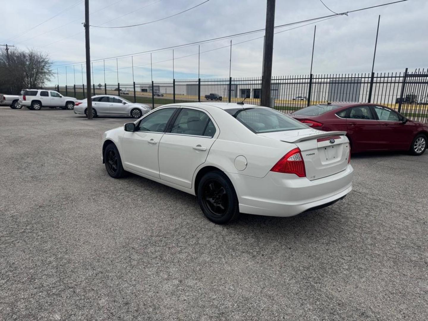 2011 WHITE FORD FUSION SE (3FAHP0HA1BR) with an 2.5L engine, Automatic transmission, located at 1507 S Hwy 67, Cedar Hill, TX, 75104, (972) 293-1833, 32.556370, -96.973297 - Photo#3