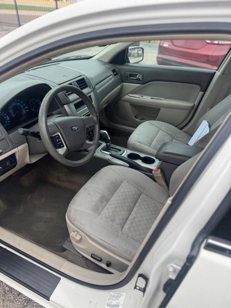 2011 WHITE FORD FUSION SE (3FAHP0HA1BR) with an 2.5L engine, Automatic transmission, located at 1507 S Hwy 67, Cedar Hill, TX, 75104, (972) 293-1833, 32.556370, -96.973297 - Photo#5