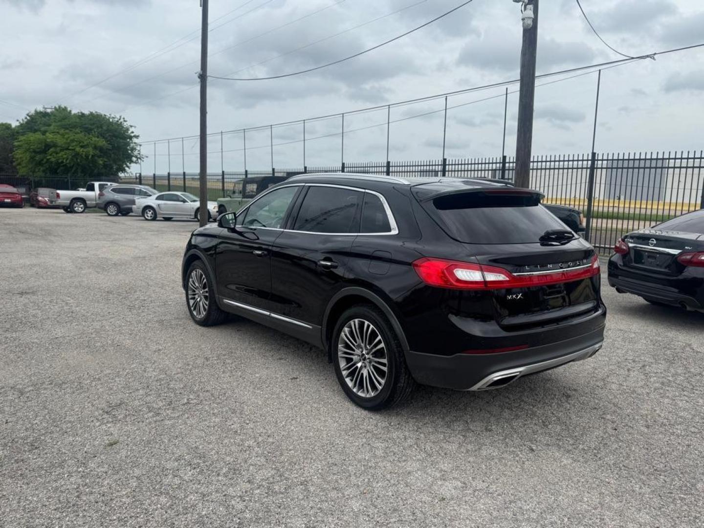 2016 BLACK LINCOLN MKX RESERVE (2LMTJ6LRXGB) with an 3.7L engine, Automatic transmission, located at 1507 S Hwy 67, Cedar Hill, TX, 75104, (972) 293-1833, 32.556370, -96.973297 - Photo#3