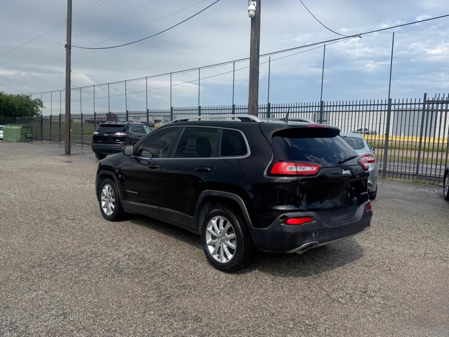 2016 BLACK JEEP CHEROKEE LIMITED (1C4PJLDB2GW) with an 2.4L engine, Automatic transmission, located at 1507 S Hwy 67, Cedar Hill, TX, 75104, (972) 293-1833, 32.556370, -96.973297 - Photo#3