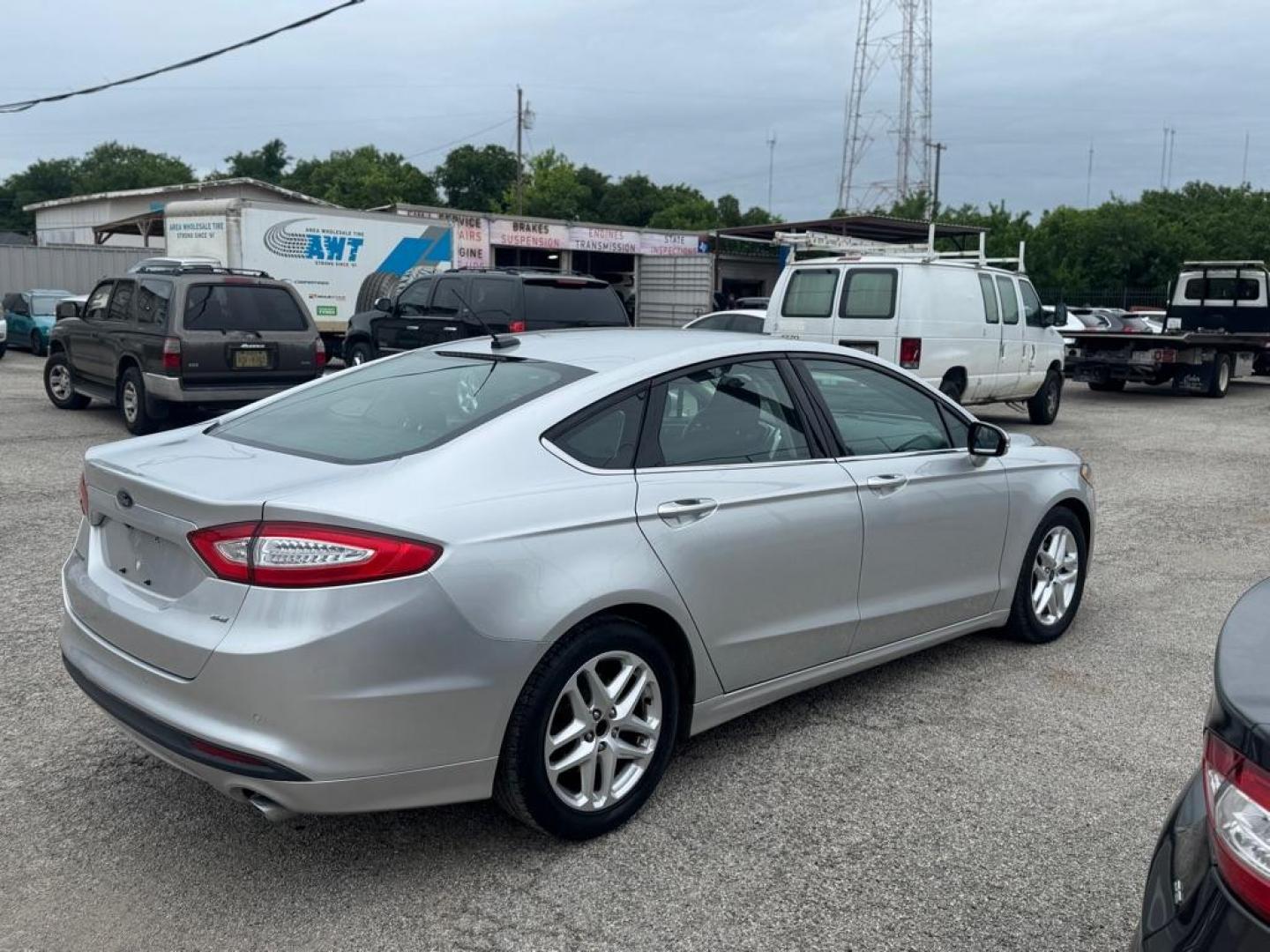 2016 SILVER FORD FUSION SE (3FA6P0H74GR) with an 2.5L engine, Automatic transmission, located at 1507 S Hwy 67, Cedar Hill, TX, 75104, (972) 293-1833, 32.556370, -96.973297 - Photo#2