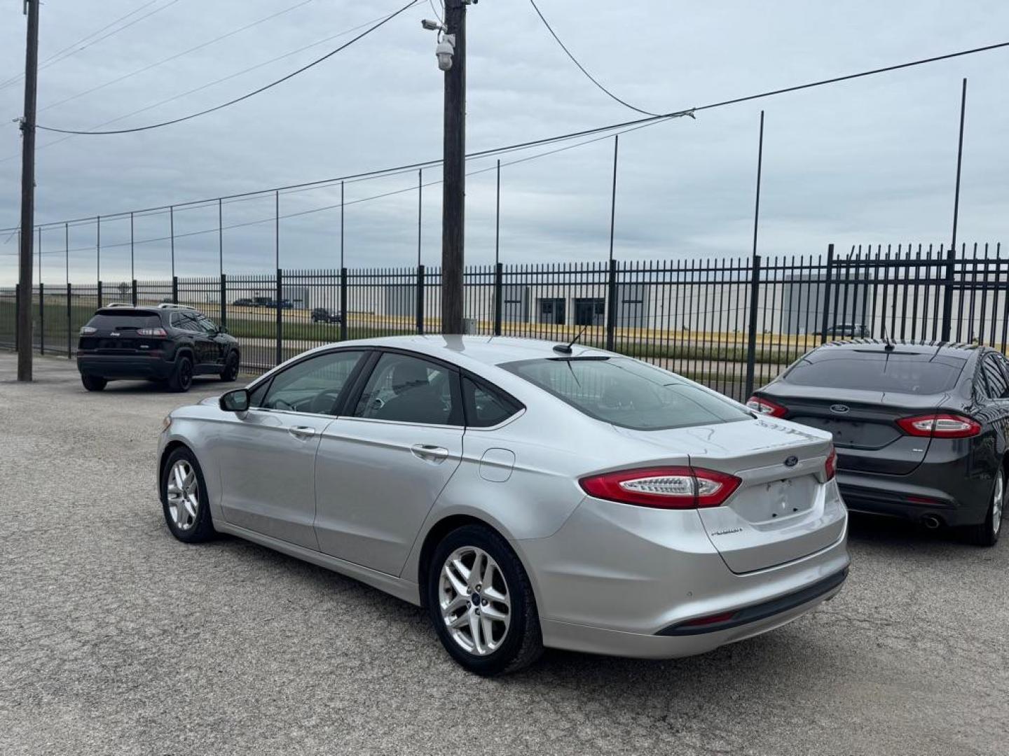 2016 SILVER FORD FUSION SE (3FA6P0H74GR) with an 2.5L engine, Automatic transmission, located at 1507 S Hwy 67, Cedar Hill, TX, 75104, (972) 293-1833, 32.556370, -96.973297 - Photo#3